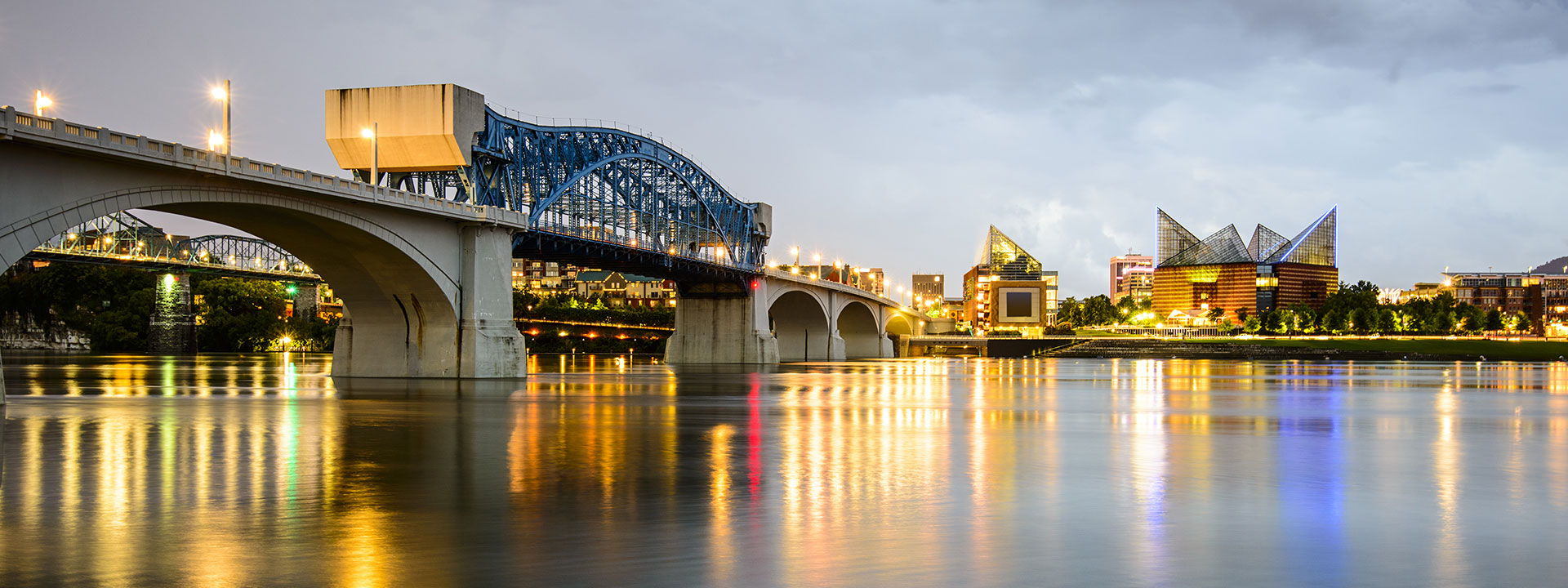 Landscape photo of downtown Chattanooga and the Walnut Street Bridge